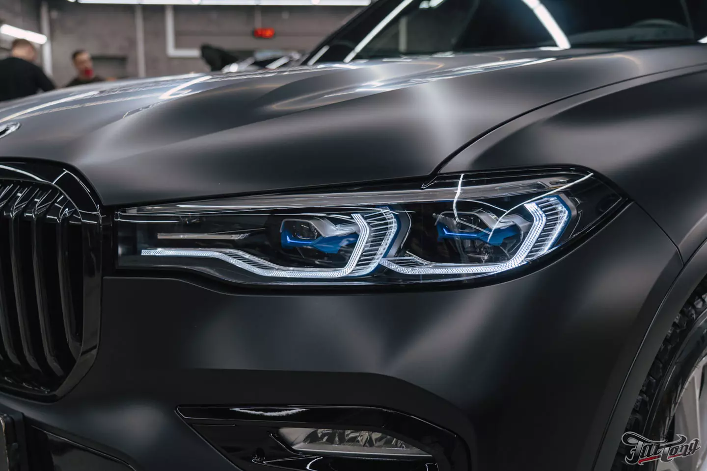 Оклеили BMW X7 в матовый полиуретан, провели чистку салона и покрыли кожу керамикой